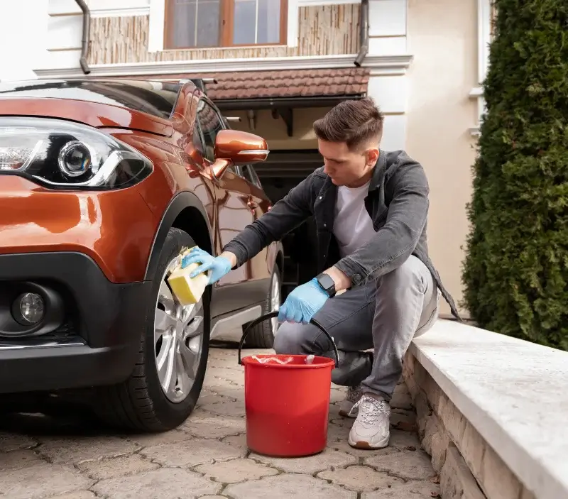 Lavage auto à domicile Puy-Guillaume : professionnel intervenant sur un véhicule